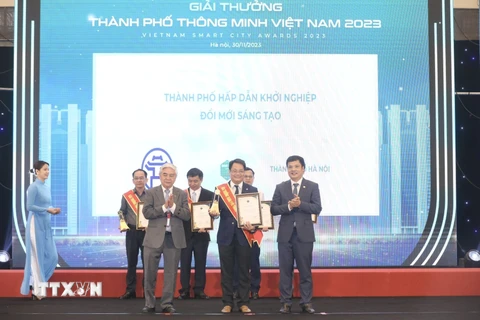 Ban tổ chức trao giải Thành phố Hấp dẫn Khởi nghiệp, Đổi mới Sáng tạo cho Thành phố Hà Nội. (Ảnh: Minh Quyết/TTXVN)