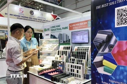 Gian hàng của doanh nghiệp Việt nhận được sự quan tâm ở VIETNAM EXPO 2023 tại Thành phố Hồ Chí Minh. (Ảnh: Mỹ Phương/TTXVN)