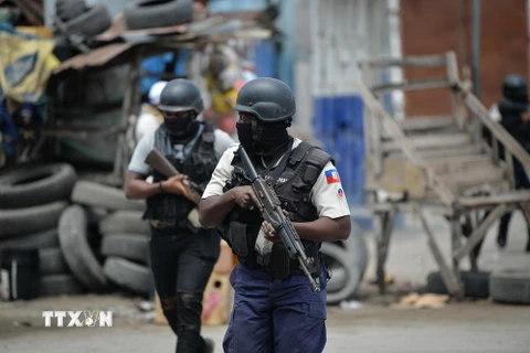 Cảnh sát tuần tra trên đường phố Port-au-Prince, Haiti. (Ảnh: AFP/TTXVN)