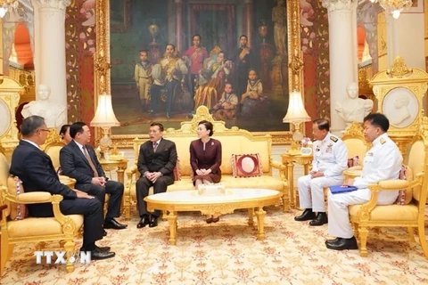Chủ tịch Quốc hội Vương Đình Huệ đã hội kiến Nhà vua Maha Vajiralongkorn và Hoàng hậu Thái Lan. (Ảnh: TTXVN phát)
