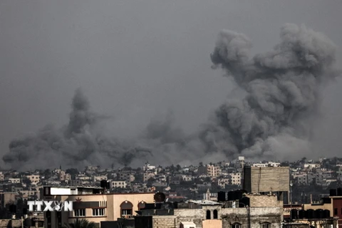Khói bốc lên sau các cuộc oanh tạc của lực lượng Israel xuống thành phố Khan Yunis, phía Nam Dải Gaza, ngày 9/12/2023. (Ảnh: AFP/TTXVN)