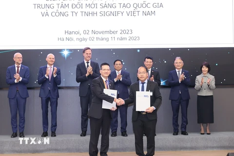 Thủ tướng Phạm Minh Chính và Thủ tướng Hà Lan Mark Rutte chứng kiến lễ trao văn kiện hợp tác giữa doanh nghiệp Việt Nam-Hà Lan. (Ảnh: Dương Giang/TTXVN)