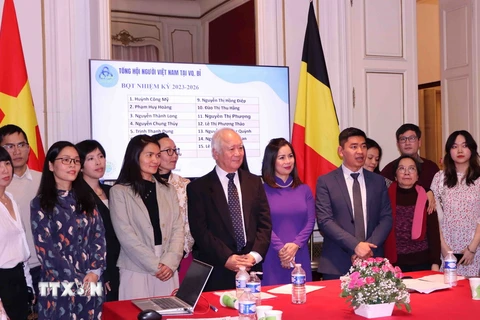 Ban quản trị Tổng hội người Việt Nam tại Bỉ nhiệm kỳ 2023-2026. (Ảnh: Hương Giang/TTXVN)