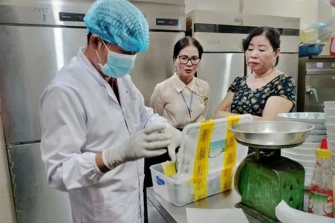 Các mẫu thực phẩm tại cơ sở Bánh mỳ Phượng Hội An được lưu lại để điều tra. (Nguồn: Báo Quảng Nam)