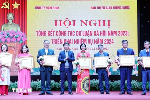 Các cá nhân có thành tích xuất sắc trong công tác dư luận xã hội năm 2023 nhận Bằng khen của Ban Tuyên giáo Trung ương. (Ảnh: Thái Thuần/TTXVN)