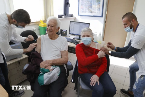 Nhân viên y tế tiêm vaccine phòng COVID-19 cho người dân tại Tel Aviv, Israel. (Ảnh: AFP/TTXVN)