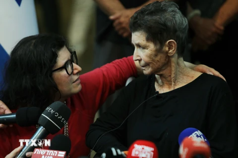 Bà Yocheved Lifshitz (phải), con tin Israel trong cuộc họp báo tại một bệnh viện ở Tel Aviv, sau khi được phong trào Hamas trả tự do ngày 24/10/2023. (Ảnh: THX/TTXVN)