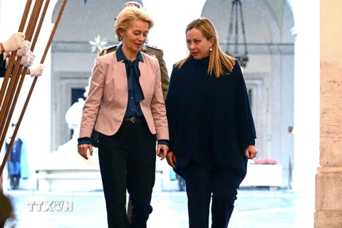 Thủ tướng Italy Giorgia Meloni (phải) và Chủ tịch Ủy ban châu Âu (EC) Ursula von der Leyen. (Ảnh: AFP/TTXVN)