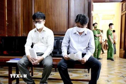 Hai bị cáo Nguyễn Văn Tùng (trái) và Nguyễn Quốc Tuấn tại phiên tòa sáng 5/4. (Ảnh: Thành Chung/TTXVN)