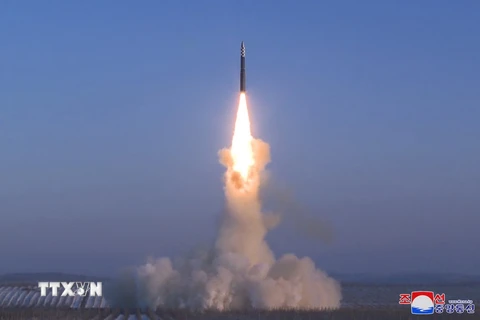 Vụ phóng tên lửa đạn đạo liên lục địa (ICBM) Hwasong-18 của Triều Tiên, ngày 18/12/2023. (Ảnh: KCNA/TTXVN)