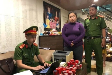 Lực lượng công an khám xét nơi ở của đối tượng Bùi Thị Thu Nguyệt. (Ảnh: Công an cung cấp)