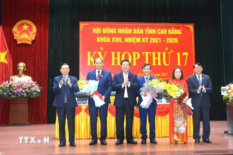 Lãnh đạo Tỉnh ủy, Ủy ban Nhân dân tỉnh Cao Bằng tặng hoa Phó Chủ tịch Ủy ban Nhân dân Tỉnh Hoàng Văn Thạch (thứ 2 từ trái sang phải). (Ảnh: Chu Hiệu/TTXVN)