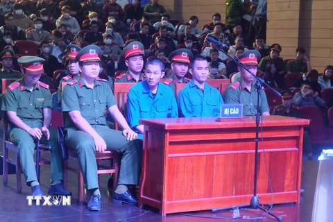 Hai bị cáo Nguyễn Mạnh Cường và Trần Văn Trí tại phiên tòa xét xử lưu động. (Ảnh: Văn Dũng/TTXVN)