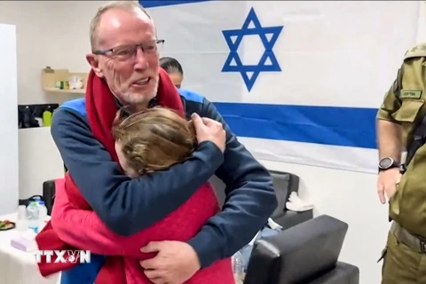 Một em nhỏ người Israel gốc Ireland gặp lại cha mình sau khi được phong trào Hamas trả tự do theo thỏa thuận trao đổi con tin, tại bệnh viện ở Israel ngày 26/11/2023. (Ảnh: AFP/TTXVN)