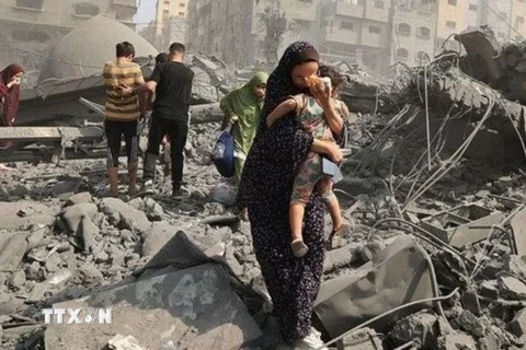 Cảnh đổ nát sau các vụ không kích của Israel tại Dải Gaza, ngày 29/12/2023. (Ảnh: IRNA/TTXVN)