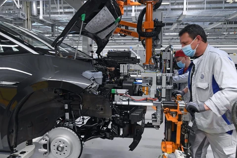 Công nhân làm việc tại nhà máy của hãng ôtô Volkswagen ở Zwickau, miền Đông Đức. (Ảnh: AFP/TTXVN)