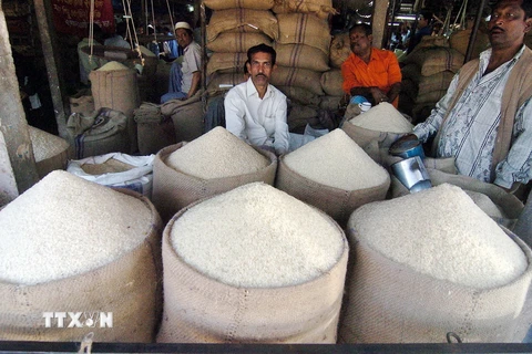Gạo được bày bán tại khu chợ ở Dhaka, Bangladesh. (Ảnh: AFP/TTXVN)