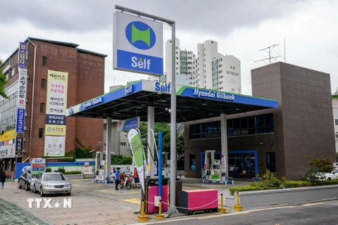 Một trạm xăng ở Seoul, Hàn Quốc. (Ảnh: AFP/TTXVN)