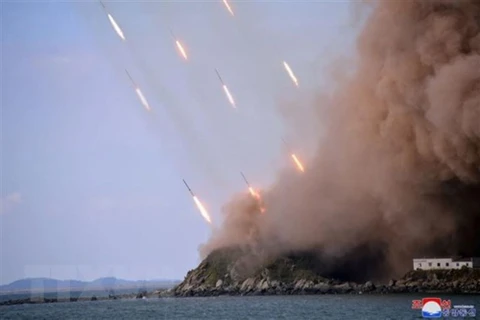 Một cuộc tập trận tấn công hỏa lực của pháo binh tầm xa của quân đội Triều Tiên tại một địa điểm không xác định. (Ảnh: AFP/TTXVN)