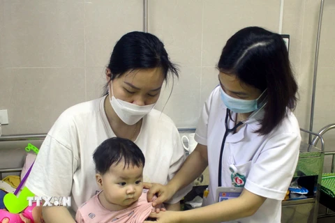 Bệnh nhi điều trị cúm tại Bệnh viện Sản Nhi tỉnh Ninh Bình. (Ảnh: Thùy Dung/TTXVN)