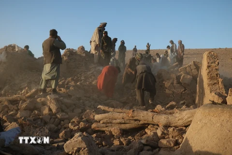 Người dân dọn dẹp đống đổ nát của ngôi nhà bị sập sau một trận động đất ở tỉnh Herat, Afghanistan năm 2023. (Ảnh: AFP/TTXVN)