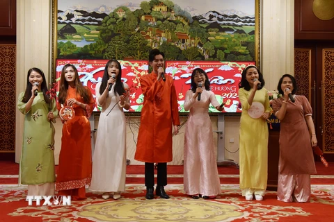 Lưu học sinh Việt Nam tại Trung Quốc biểu diễn văn nghệ. (Ảnh: Thành Dương/TTXVN)