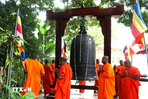 Các sư thày cử hành nghi lễ treo chuông tại Chùa Ti-Ratana Heights, Kuala Lumpur (Malaysia). (Ảnh: Hằng Linh/TTXVN)