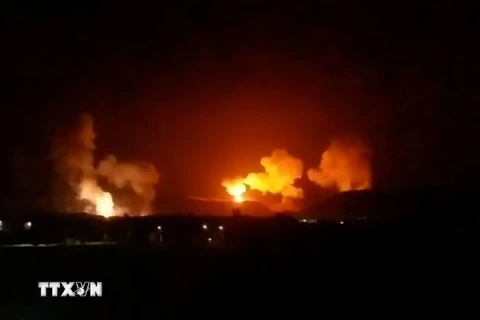 Khói lửa bốc lên sau cuộc không kích của Mỹ và Anh nhằm vào trạm radar của Houthi gần Sanaa, Yemen ngày 13/1/2024. (Ảnh: IRNA/TTXVN)