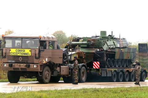 Binh sỹ và xe quân sự của Pháp được triển khai tới Romania tham gia sứ mệnh của NATO, ngày 18/10/2022. (Ảnh: AFP/TTXVN)
