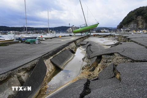 Mặt đường nứt vỡ sau động đất tại tỉnh Ishikawa, Nhật Bản. (Ảnh: Kyodo/TTXVN)