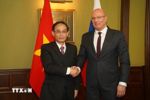 Ông Lê Hoài Trung với Phó Thủ tướng Liên bang Nga Dmitry Chernyshenko, Đồng Chủ tịch Ủy ban Liên chính phủ Việt-Nga về hợp tác kinh tế-thương mại và khoa học kỹ thuật. (Ảnh: Duy Trinh/TTXVN)