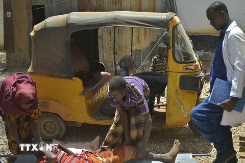 Chuyển bệnh nhân mắc bệnh tả tới bệnh viện ở Baidoa, Somalia. (Ảnh: AFP/TTXVN)