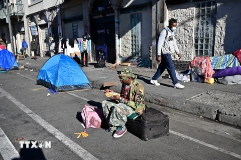 Một người vô gia cư tại Los Angeles, Mỹ. (Ảnh: AFP/TTXVN)