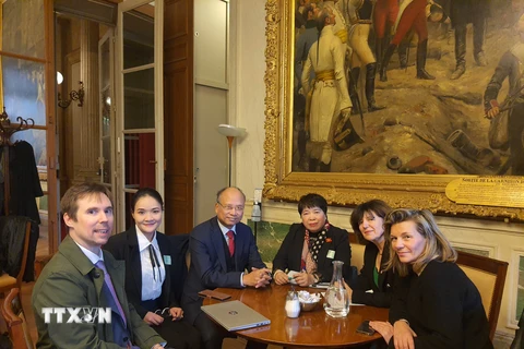 Bà Nguyễn Thúy Anh trao đổi với bà Laurence Muller-Bronn, Phó Chủ tịch Nhóm hữu nghị Pháp-Việt Nam tại Thượng viện và các thành viên của nhóm. (Ảnh: TTXVN phát)