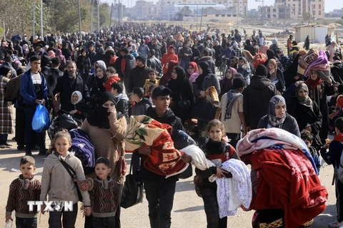 Người dân rời bỏ nhà cửa đi lánh nạn tại miền Nam Dải Gaza ngày 26/1. (Ảnh: AFP/TTXVN)