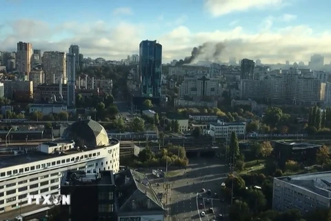Khói bốc lên sau loạt vụ không kích xuống thủ đô Kiev của Ukraine, ngày 10/10/2022. (Ảnh: AFP/TTXVN)