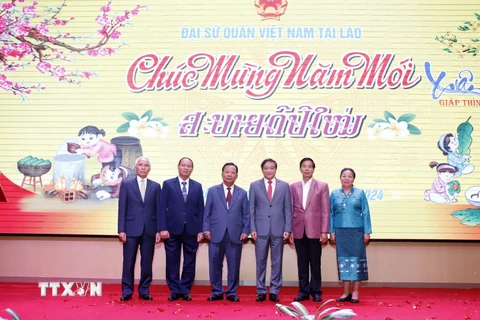 Đại sứ Nguyễn Bá Hùng cùng các đồng chí lãnh đạo cấp cao của Lào chụp ảnh lưu niệm tại sự kiện. (Ảnh: Phạm Kiên/TTXVN)