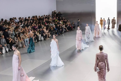 Fendi Haute Couture tôn vinh màu sắc, kiểu dáng có giá trị thẩm mỹ lâu dài 