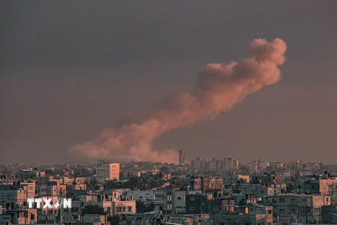 Khói bốc lên sau cuộc không kích của Israel xuống Khan Yunis, phía Nam Dải Gaza ngày 5/2. (Ảnh: AFP/TTXVN)