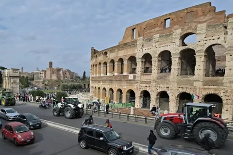 Những chiếc máy kéo tại Đấu trường La Mã Colosseum. (Nguồn: AFP)