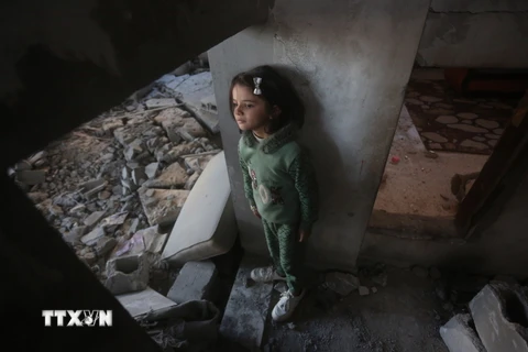Em nhỏ bị mất nhà cửa sau vụ không kích của Israel xuống thành phố Rafah, Dải Gaza, ngày 3/2/2024. (Ảnh: THX/TTXVN)