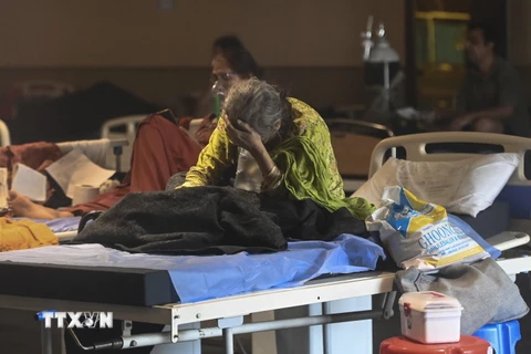 Bệnh nhân COVID-19 được điều trị tại bệnh viện ở New Delhi, Ấn Độ. (Ảnh: AFP/TTXVN)