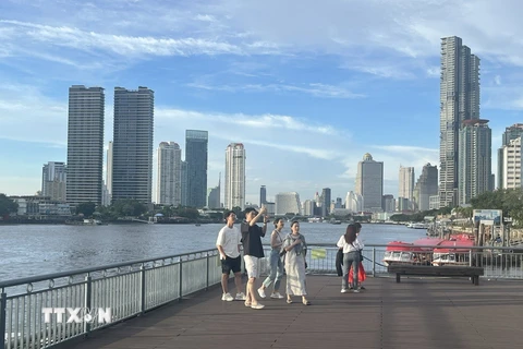 Khách du lịch chụp hình bên bờ sông Chao Phraya. (Ảnh: Huy Tiến/TTXVN)