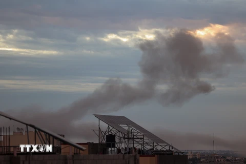 Khói bốc lên sau cuộc không kích của Israel xuống thành phố Rafah, Dải Gaza ngày 13/2. (Ảnh: AFP/TTXVN)