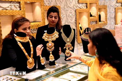 Người dân chọn mua vàng trang sức tại cửa hàng ở Bhopal, Ấn Độ. (Ảnh: THX/TTXVN)