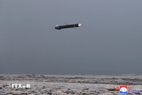 Tên lửa hành trình chiến lược Hwasal-2 được phóng thử ngoài khơi bờ biển phía Tây Triều Tiên ngày 30/1/2024. (Ảnh: Yonhap/TTXVN)