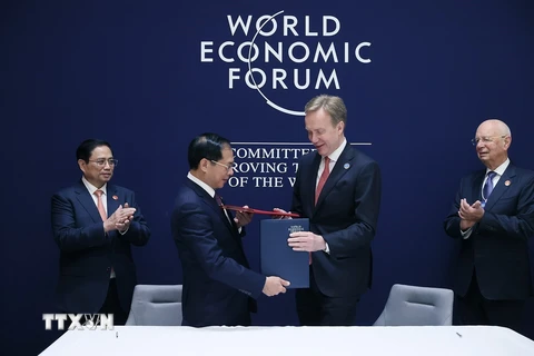 Thủ tướng Phạm Minh Chính và Nhà sáng lập kiêm Chủ tịch điều hành Diễn đàn Kinh tế Thế giới (WEF) Klaus Schwab chứng kiến ký kết biên Bản ghi nhớ Việt Nam-WEF giai đoạn 2023-2026. (Ảnh: Dương Giang/TTXVN)