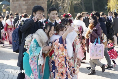 Thanh niên Nhật Bản trong trang phục truyền thống tham dự buổi lễ trưởng thành. (Ảnh: THX/TTXVN)