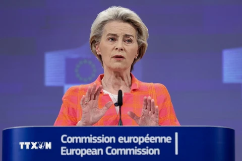 Chủ tịch Ủy ban châu Âu Ursula von der Leyen phát biểu tại cuộc họp báo ở Brussels, Bỉ. (Ảnh: AFP/TTXVN)