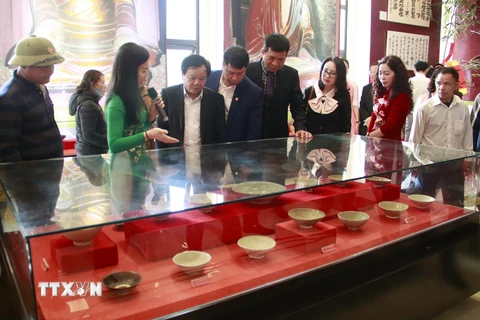 Đại biểu và du khách tham quan khu trưng bày "Cổ vật tiêu biểu thời Lý-Trần trên địa bàn tỉnh Bắc Giang." (Ảnh: Đồng Thúy/TTXVN)